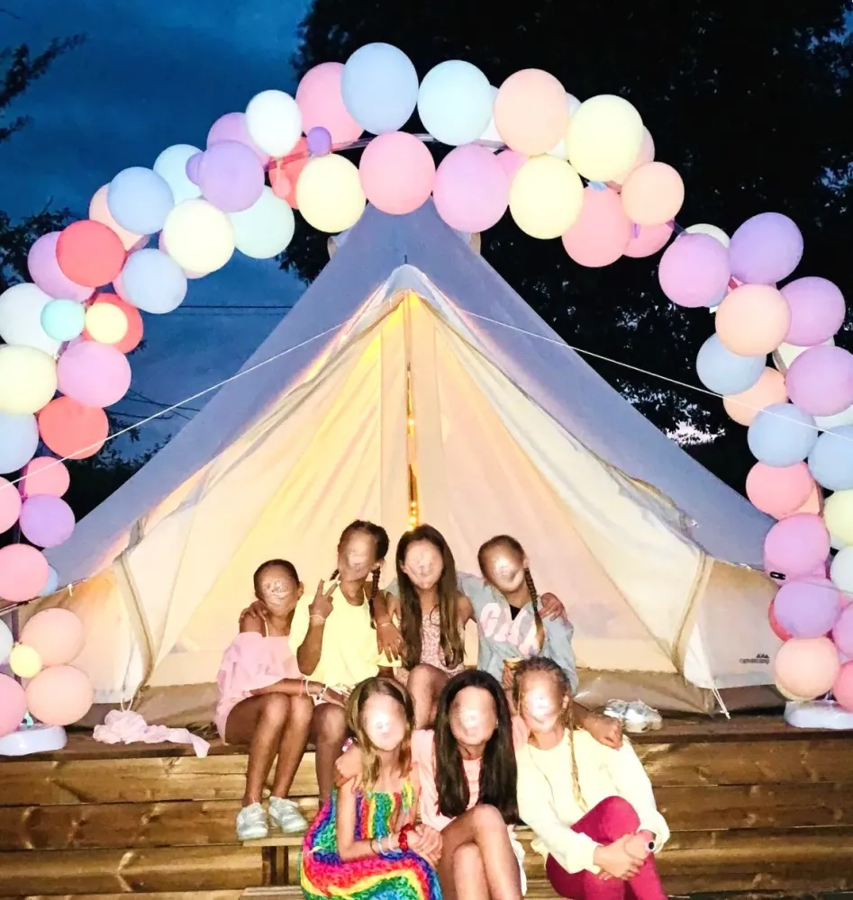 groupe filles devant tipi - sans visages